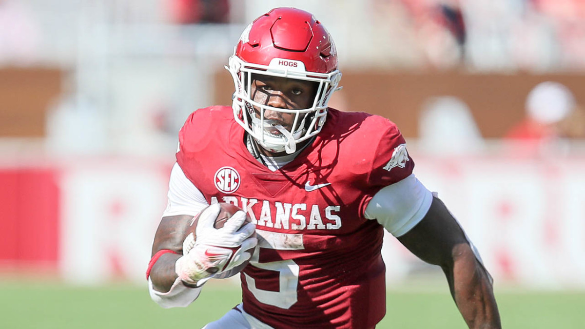 Arkansas Razorbacks running back Raheim Sanders looks for running room around the edge in the 31-24 win over Cincinnati to kick off the 2022 season. (Ted McClenning / allHOGS Images)